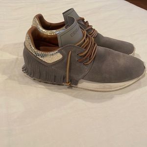 Esse Ut Esse Charcoal Shoes in great condition. Only worn 3-4 times. Size 9.5